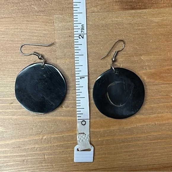 Abalone shell and mother-of-pearl drop earrings with carved flower - Picture 6 of 7